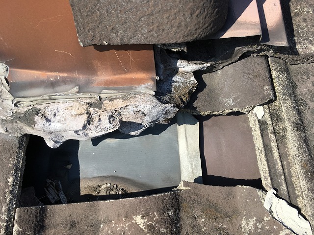 割れた瓦を外したところ